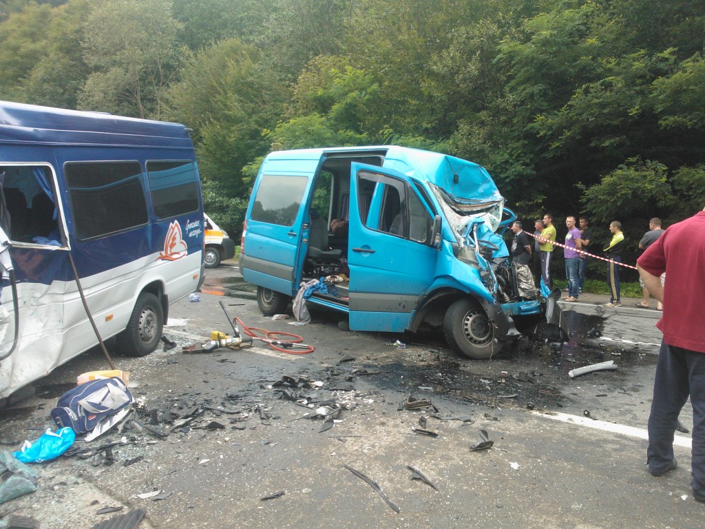 На Свалявщині в ДТП 2 людини загинуло, ще 8 постраждало (ФОТО)