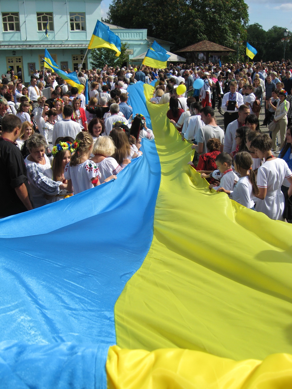 В Ужгороді відбувся Парад вишиванок і розгорнули стометровий Прапор України (ФОТО, ВІДЕО)