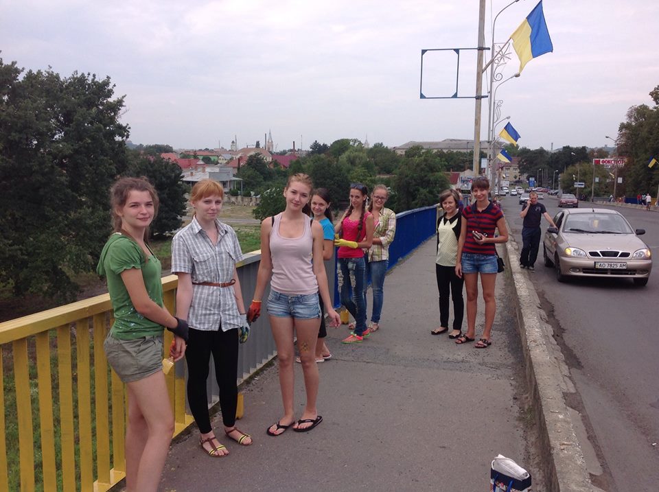 У Мукачеві активісти взялись перефарбовувати на жовто-блакитний транспортний міст (ФОТО, ВІДЕО)