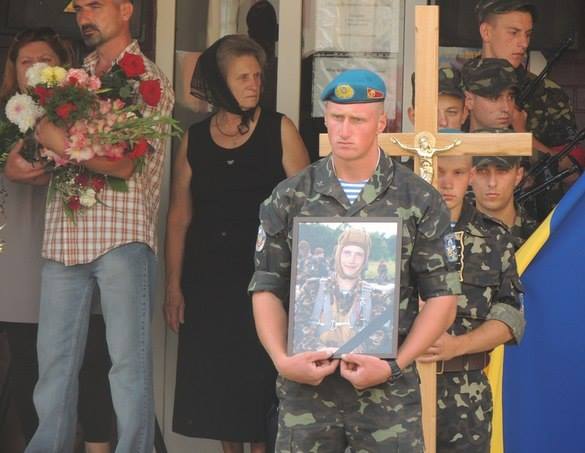 Берегово попрощалось із загиблим у зоні АТО молодшим сержантом Олегом Тюріковим (ФОТО)
