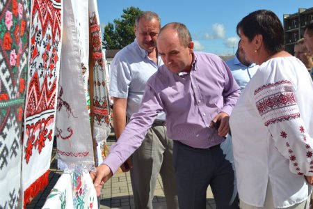 У Тячеві на фестивалі зібрали близько 500 вишитих рушників (ФОТО)