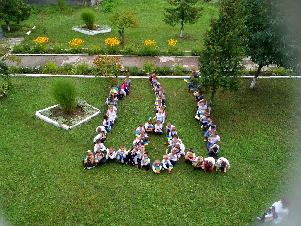Учні школи Дусина на Свалявщині любов до України висловили утворенням "живого" тризуба (ФОТО)