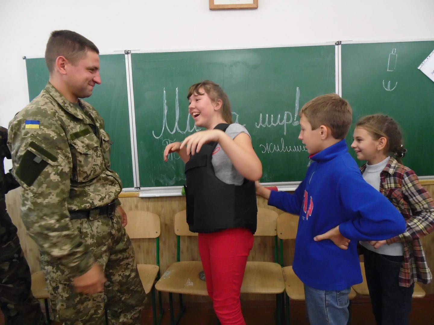 Під час зустрічі з військовими із зони АТО іршавські школярі подарували бійцям амулети-обереги (ФОТО)