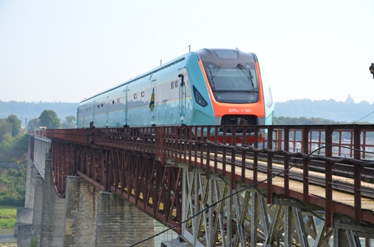 Обкатку нового дизель-поїзда провели із заїздом на Закарпаття (ФОТО)