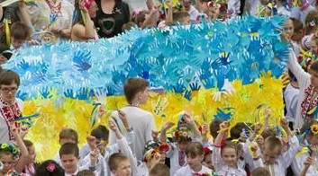 На доброчинному ярмарку в ужгородському "Первоцвіті" зібрали майже 13 тисяч гривень пораненому бійцеві