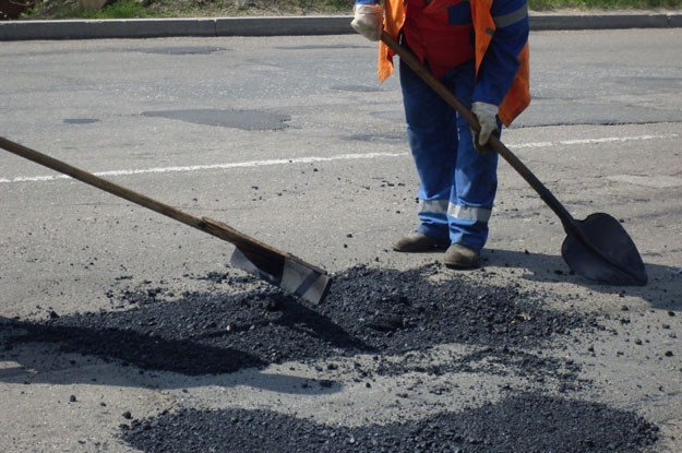 Керівництво Тячівщини каже, що в районі вже відремонтовано майже 70% центральних доріг
