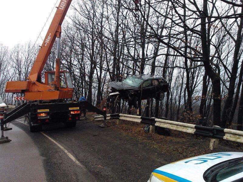 На Виноградівщині AUDI витягували з лісу краном (ФОТО)