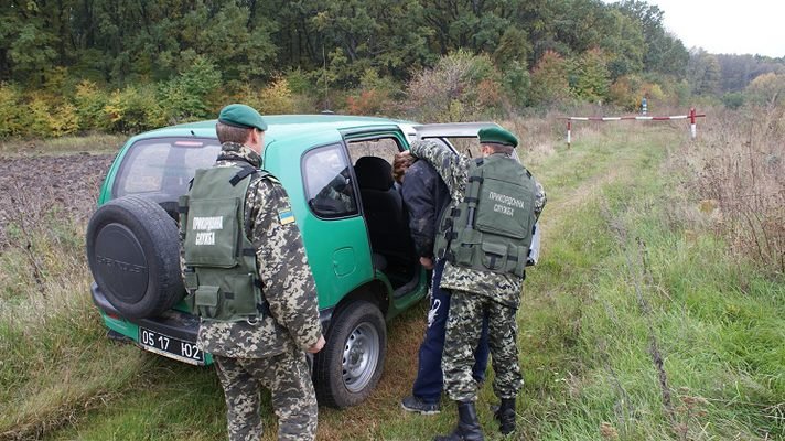 На Закарпатті зупинили авто водія, який перевозив трьох імовірних нелегалів – сирійців та іракця