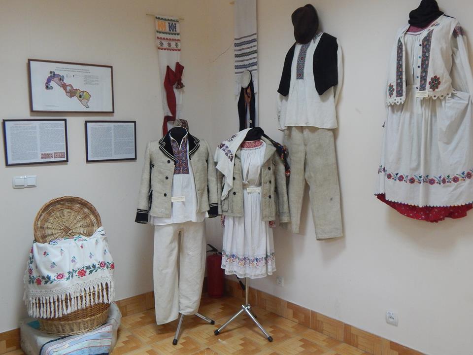 На Івано-Франківщині завершується виставка народного вбрання і одягової вишивки Закарпаття (ФОТО)