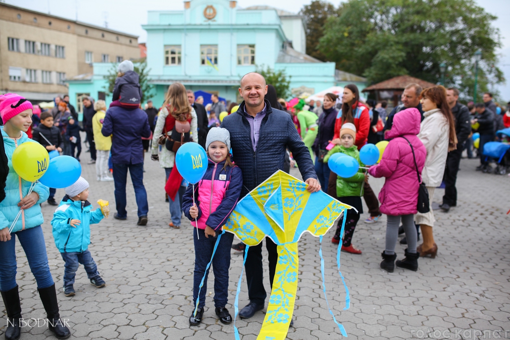 В Ужгороді в небо запустили 76 повітряних зміїв з українською символікою (ФОТО)