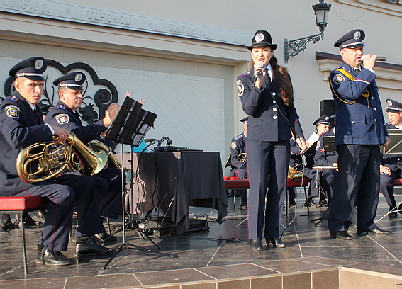 "Несе Галя воду" та "Бітлз" лунали у виконанні міліцейського оркестру в центрі Ужгорода (ФОТО)