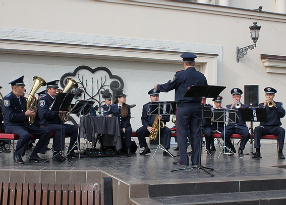 В Ужгороді на Тетральній міліцейський оркестр грав попурі закарпатських мелодій та естрадні пісні (ФОТО)
