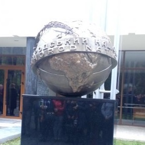 Біля УжНУ відкрили бронзовий "науковий" глобус (ФОТО)