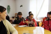 Ужгородським студентам із демонстрацією розповіли про акцизні марки та алкогольний фальсифікат