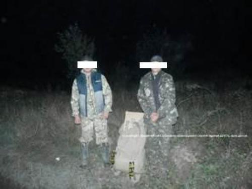 За 20 метрів від кордону на Закарпатті затримали чоловіків, які бігли з наповненими сигаретами  рюкзаками