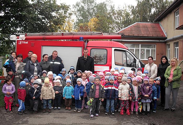 Мукачівські рятувальники вчили дошкільнят, як уберегтися від вогняної небезпеки (ФОТО)