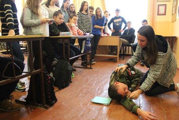 "Січовики" спільно з "азовцями" провели для школярів в Ужгороді урок невідкладної медичної допомоги (ФОТО)