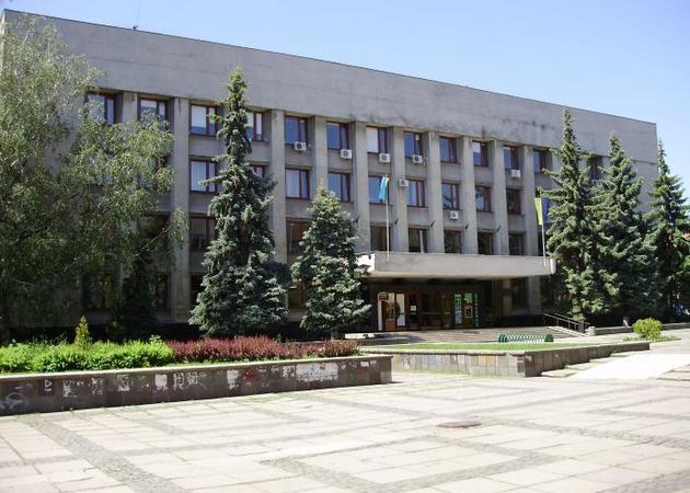 У "замінованій" міській раді в Ужгороді депутати голосують на сесії, спокійно проводячи засідання