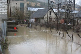 На територіях, постраждалих внаслідок повені на Закарпатті, заборонено використання води з колодязів