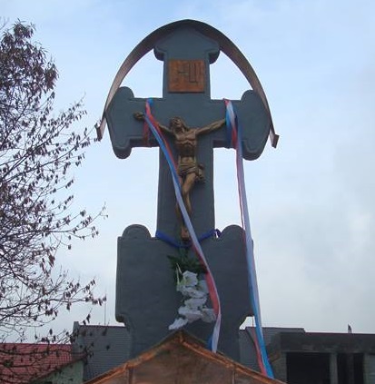 ФОТОФАКТ. В Ільниці хрест, освячений УПЦ МП, пов'язали стрічками в кольорах російського прапора