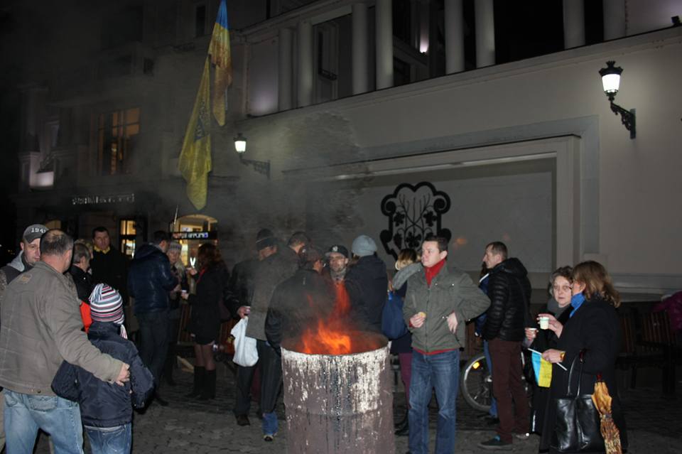 В Ужгороді у другу річницю ЄвроМайдану запалили свічки і вшанували пам'ять полеглих за Україну (ФОТО)