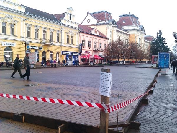 У центрі Берегова почали монтувати ковзанку (ФОТО)