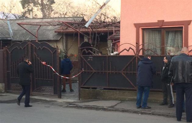 У Мукачеві у приватному будинку виявили ймовірно застреленого чоловіка (ФОТО, ВІДЕО)
