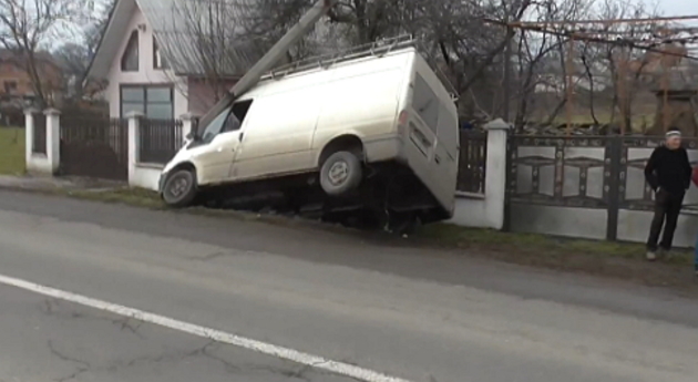 Через зіткнення мікроавтобуса із електроопорою знеструмлено Кам'янське на Іршавщині (ВІДЕО) 