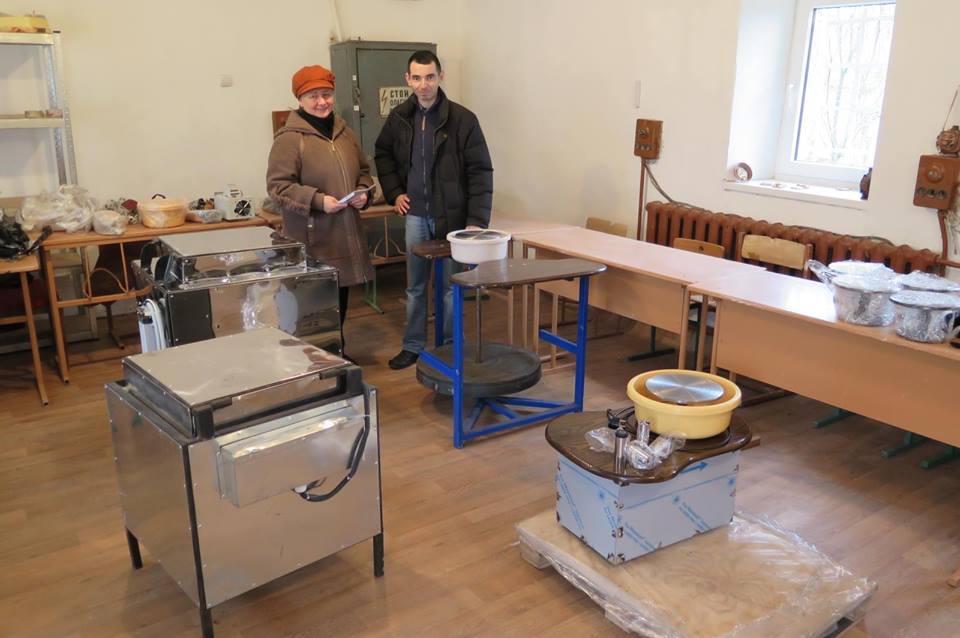 В Ужгороді за допомоги Словаччини в одній зі шкіл обладнали гончарну майстерню
