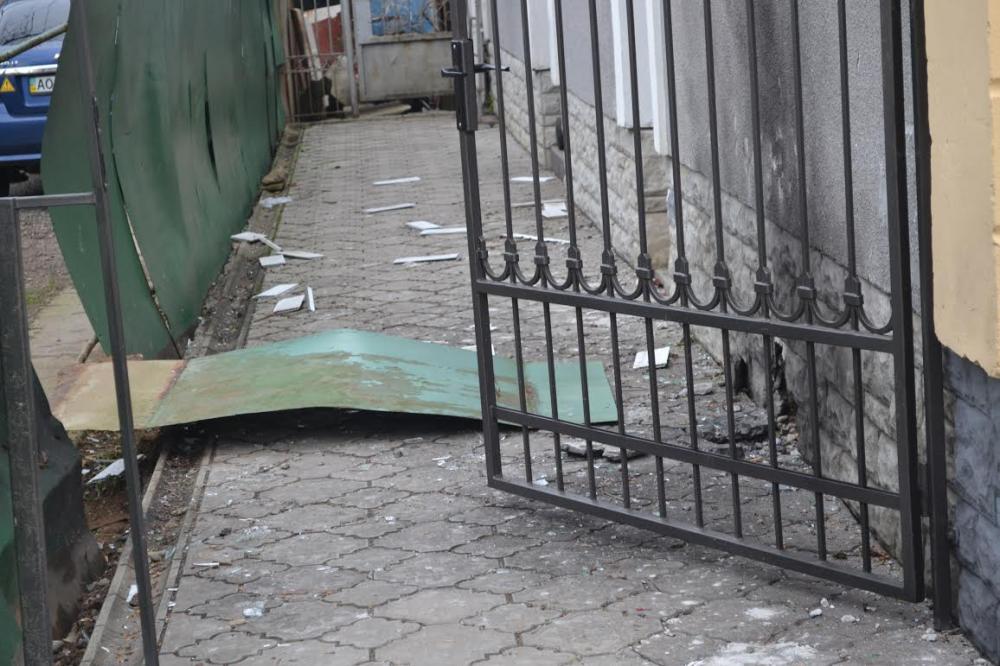В Ужгороді камера зафіксувала невідомого, який заклав під магазин вибухівку (РОЗШИРЕНО) (ВІДЕО)