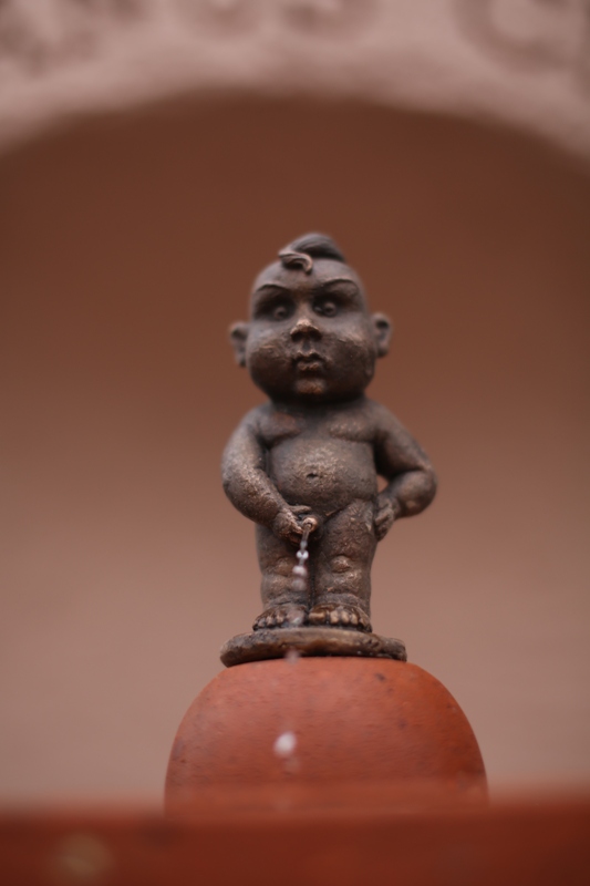 В Ужгороді відсьогодні можна напитися "мінералки", яку "розливає" "міні-скульптурний" пісяючий хлопчик (ФОТО)