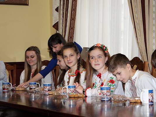 У День Святого Миколая діти Закарпаття і Донеччини заспівали "Пісню про Україну" (ФОТО, ВІДЕО)