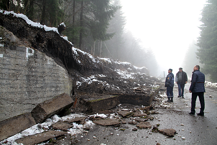 Проїзд на Синевирському перевалі, де впала підпірна стінка, обіцяють відновити до кінця року (ВІДЕО)