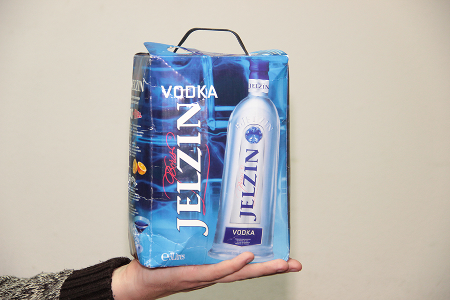 Під виглядом міндобрив у накладній в Ужгороді експрес-доставкою постачали "безакцизний" алкоголь 
