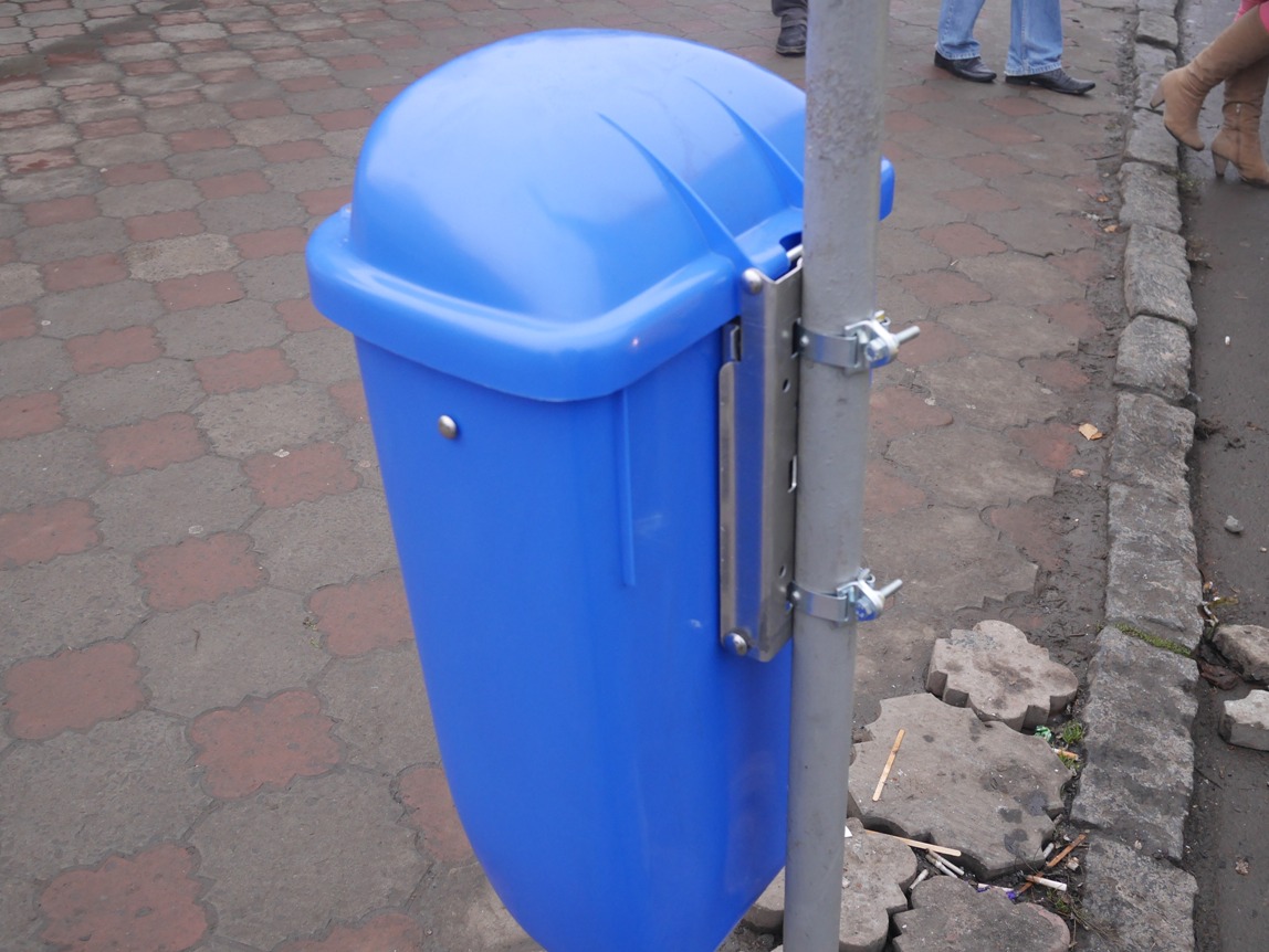 В Ужгороді встановлюють перші зі 150 нових сміттєвих урн (ФОТО)