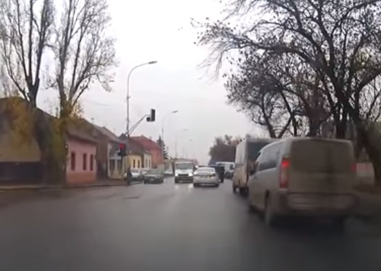 В Ужгороді поліцейські оштрафували водія "Спецконтролю" за порушення, за яке раніше не оштрафували їх колегу (ВІДЕО)