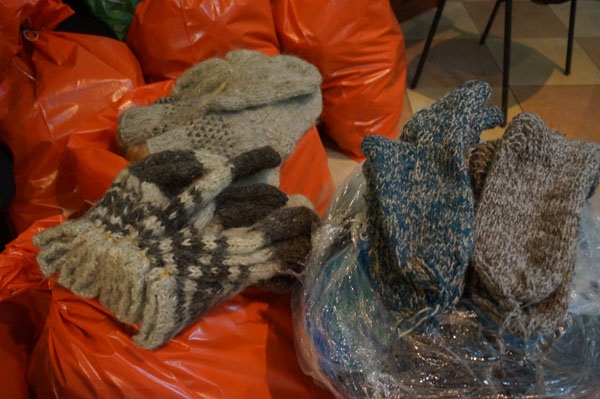 З закарпатських Білої Церкви та Солотвина передали 600 пар в’язаних шкарпеток для бійців АТО