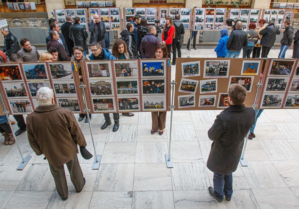 У Закарпатській ОДА відкрили виставку світлин та речей з Майдану часів Революції Гідності (ФОТО, ВІДЕО)