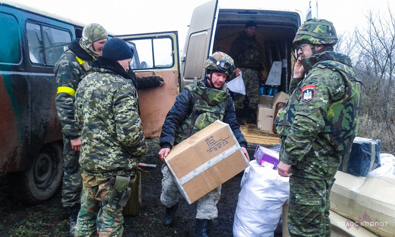 Волонтери "Карпатської Січі" під кулями та "градами" доставили допомогу закарпатським військовикам у Дебальцеве(ФОТО)