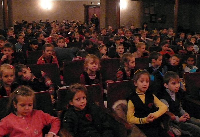 В Ужгороді у театрі ляльок дітям розповідають про правила поведінки під час надзвичайних ситуацій (ФОТО)