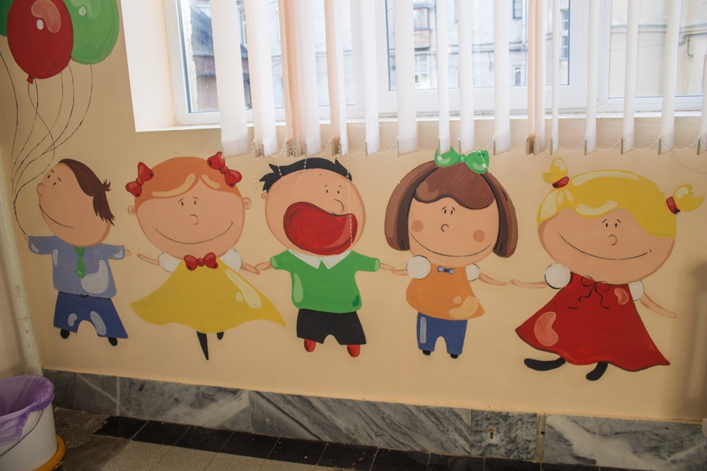 У дитячій лікарні в Ужгороді, аби дітки не сумували, кольорово розмалювали стіни (ФОТО)