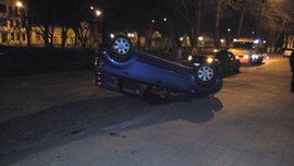Увечері в центрі Виноградова перекинувся автомобіль Nissan (ФОТО)