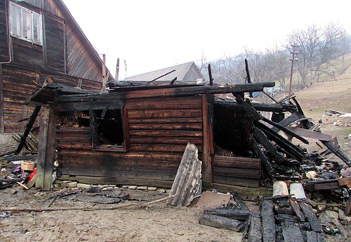 Будинок на Рахівщині, власник якого загинув під час пожежі, був відключений від електроенергії й освітлювався свічками (ФОТО)