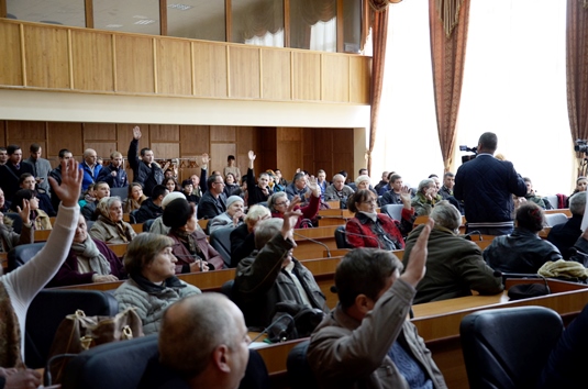 Резолюція громадських слухань в Ужгороді: мораторій на підвищення тарифів, прозорість перевезень, вимога звільнення Андріїва (ФОТО)