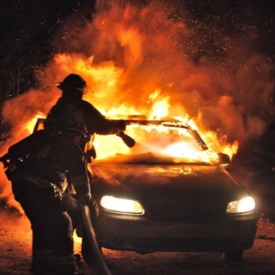 Водій автівки, що згоріла на Мукачівщині, запізно викликав рятувальників, намагаючись загасити полум