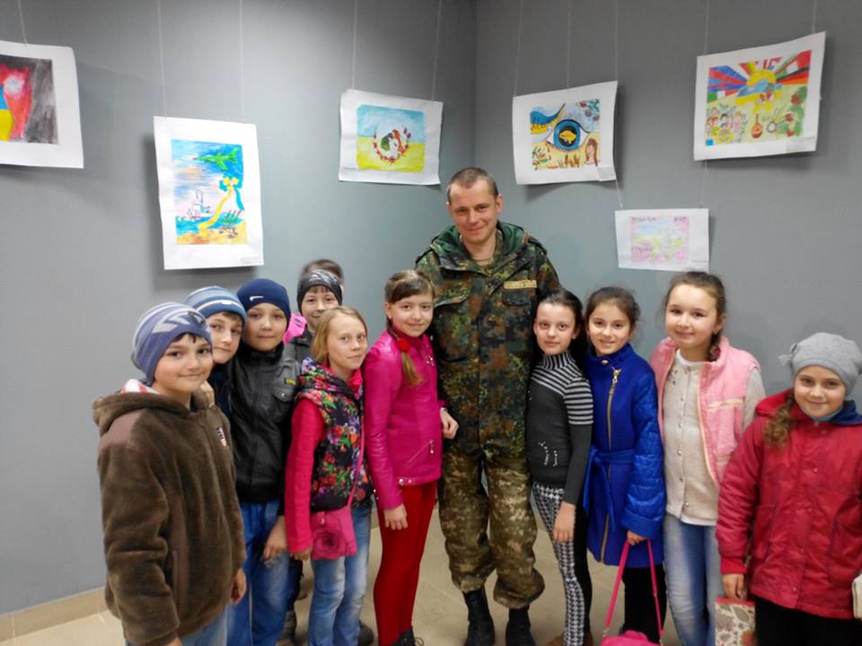У Виноградові влаштували виставку дитячих "військових" малюнків, які відтак передадуть у зону АТО