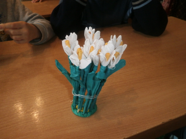На Рахівщині школярі осягали необхідність збереження первоцвітів шляхом виготовлення паперових підсніжників (ФОТО)