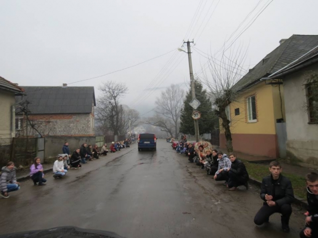 У Великому Березному Руслана Сабова, що поліг у війні з російським окупантом, зустрічали, стоячи на колінах (ФОТО)