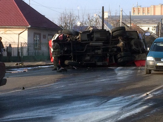 В Ужгороді внаслідок зіткнення з мікроавтобусом перекинулось пожежне авто, яке їхало на виклик (ФОТО, ВІДЕО)
