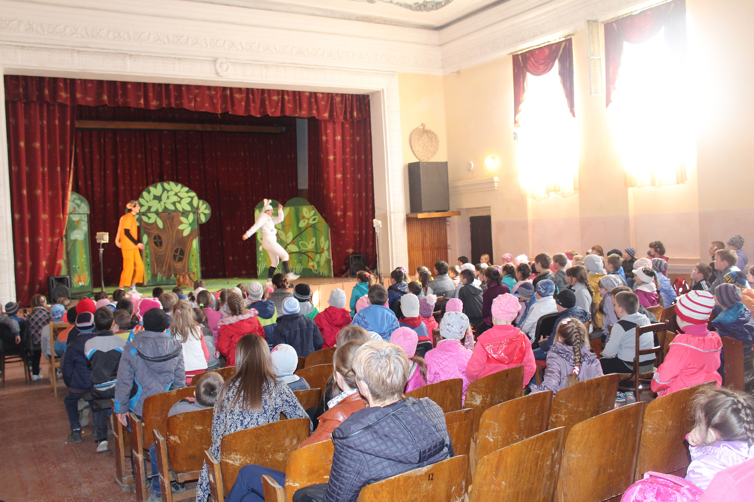 У Дубовому дітям безкоштовно показали музичну казку «Фізкультура для Баби-Яги» (ФОТО)